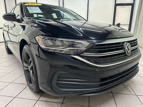 Used 2024 Volkswagen Jetta SE image 2