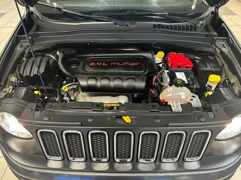 Used 2018 Jeep Renegade Latitude AWD/4WD image 21