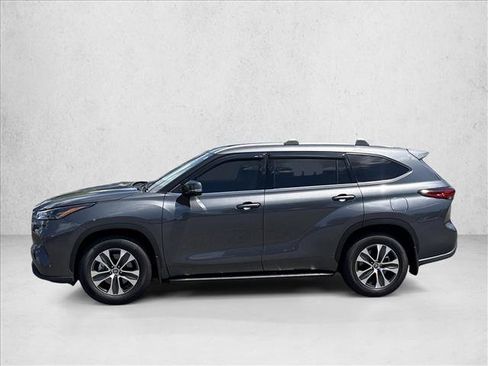 Used 2022 Toyota Highlander XLE AWD/4WD image 8