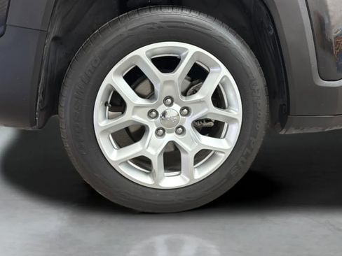 Used 2018 Jeep Renegade Latitude w/ Popular Equipment Group FWD image 33
