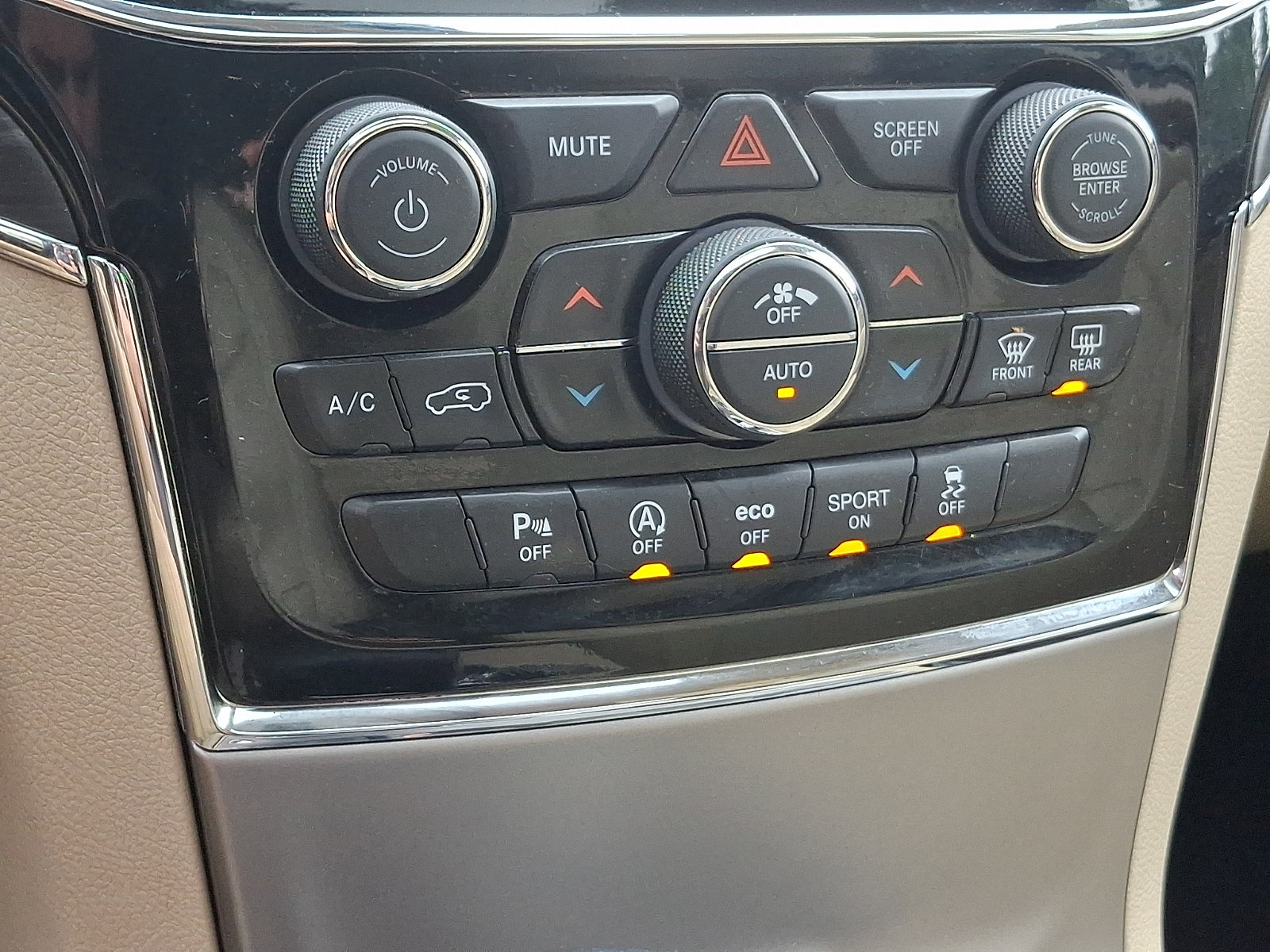 Used 2020 Jeep Grand Cherokee Limited AWD/4WD image 16