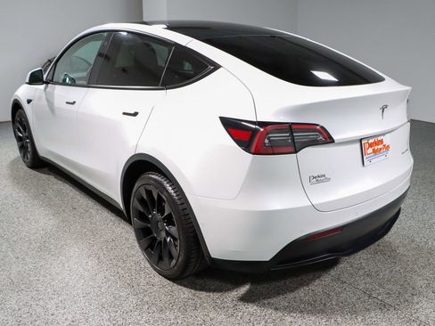 Used 2021 Tesla Model Y Long Range image 9