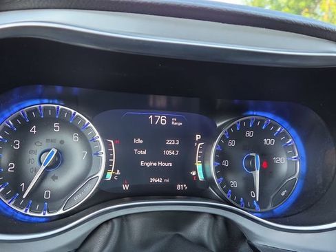 Used 2025 Chrysler Pacifica Limited FWD image 9
