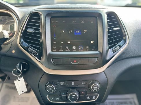 Used 2014 Jeep Cherokee Latitude FWD image 18