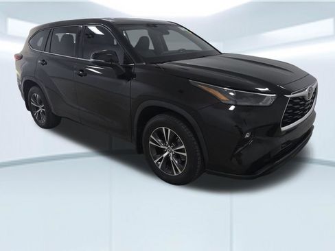 Used 2022 Toyota Highlander LE FWD image 5