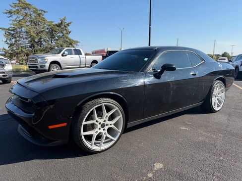 Used 2019 Dodge Challenger SXT RWD image 3