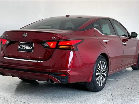 Used 2023 Nissan Altima 2.5 SV w/ SV Premium Package FWD image 2