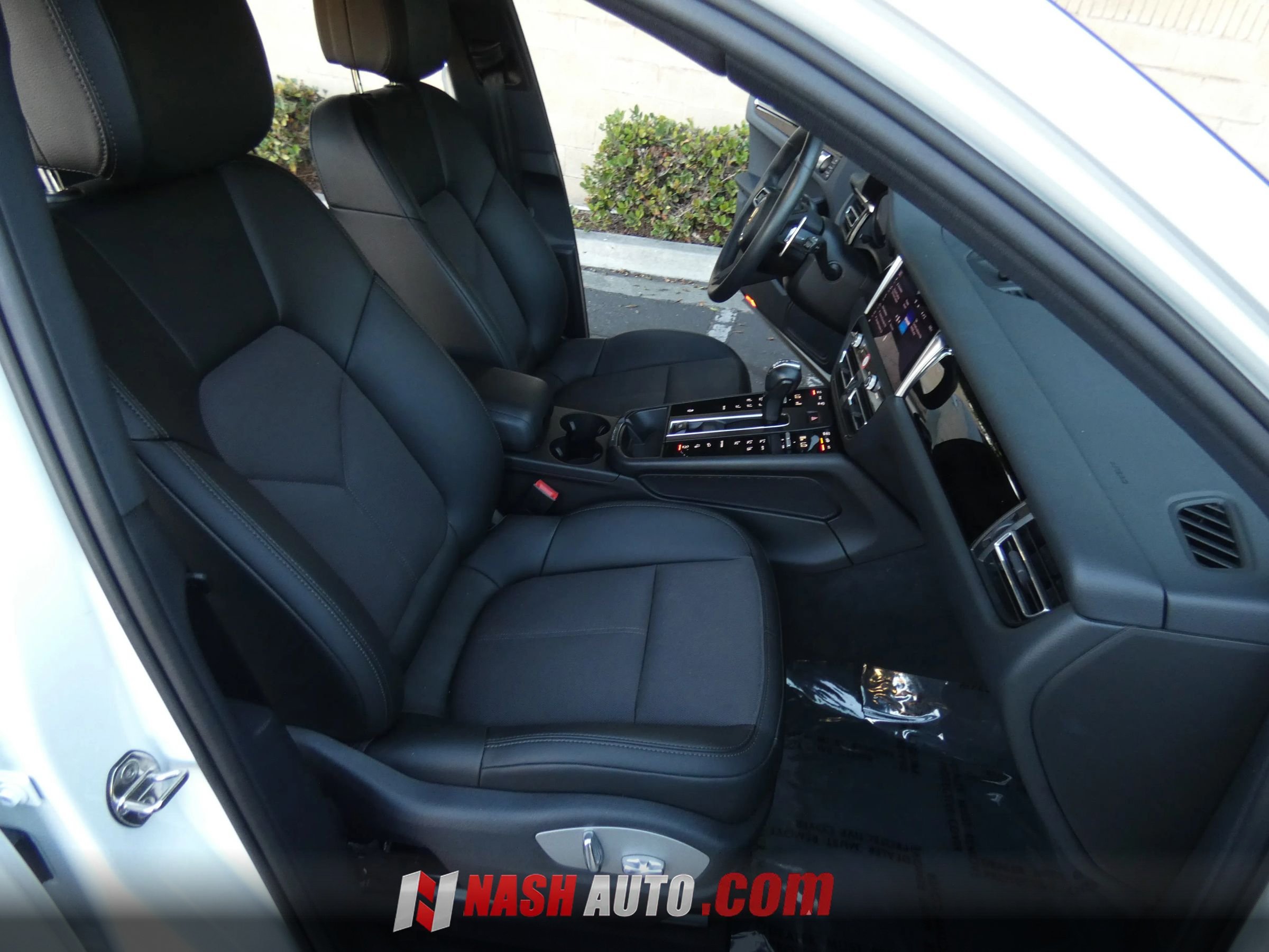 Used 2024 Porsche Macan AWD/4WD image 28