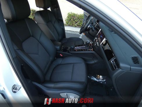 Used 2024 Porsche Macan AWD/4WD image 28