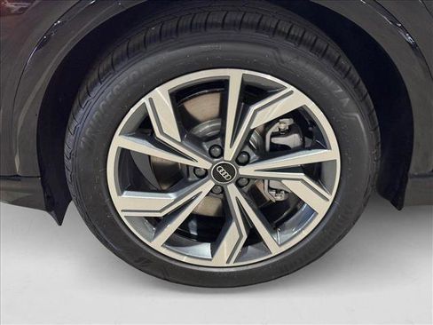 New 2025 Audi Q4 e-tron Premium image 10