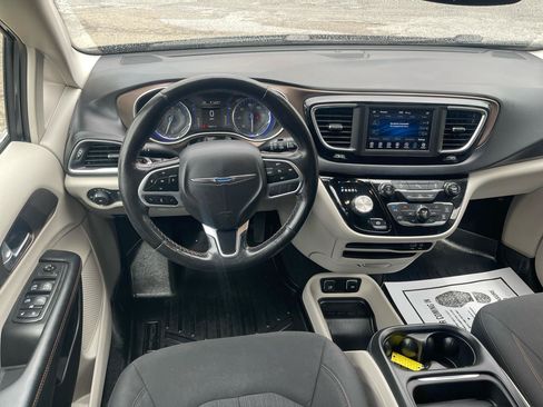 Used 2019 Chrysler Pacifica Touring Plus w/ Cold Weather Group FWD image 10