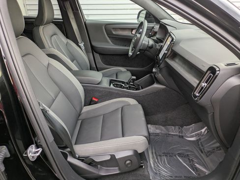 Certified 2023 Volvo C40 Recharge Core image 32