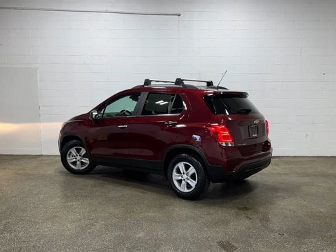 Used 2017 Chevrolet Trax LT w/ Sun & Sound Package FWD image 5