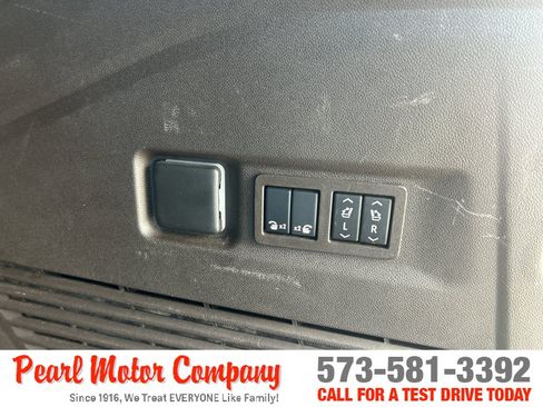 Used 2024 GMC Yukon XL SLT w/ SLT Luxury Package AWD/4WD image 26