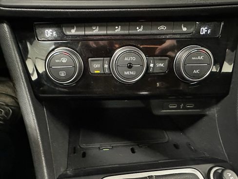 Used 2023 Volkswagen Jetta SE image 33