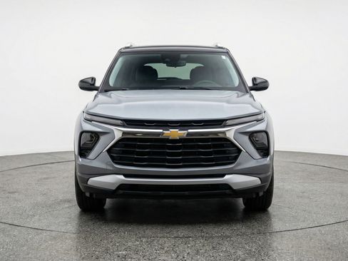 Used 2025 Chevrolet TrailBlazer LT image 2