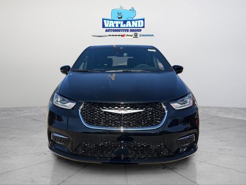 New 2026 Chrysler Pacifica Limited image 6