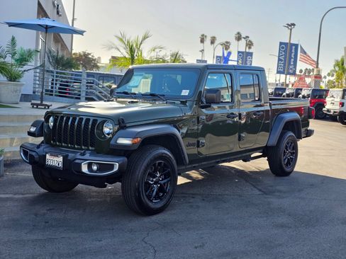 Used 2023 Jeep Gladiator Sport AWD/4WD image 4