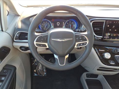 Used 2024 Chrysler Pacifica Touring-L image 15