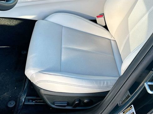 Used 2025 Genesis G70 2.5T image 19