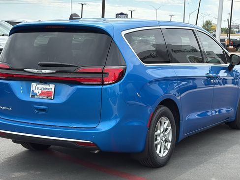 New 2026 Chrysler Pacifica Select image 5
