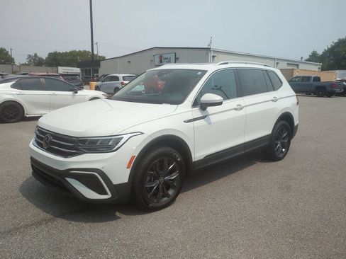 Used 2022 Volkswagen Tiguan SE AWD/4WD image 1