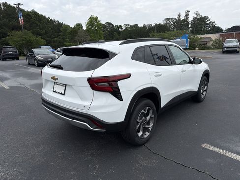 New 2026 Chevrolet Trax LT w/ LT Convenience Package FWD image 5