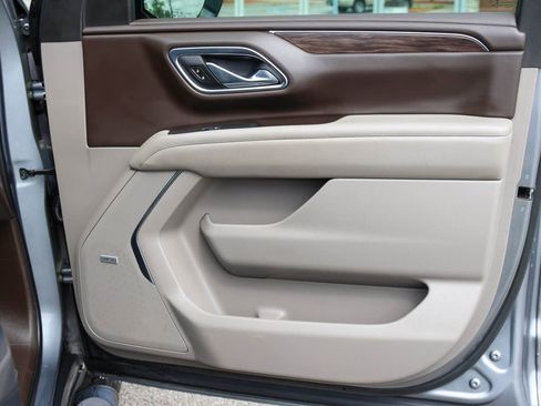 Used 2021 Chevrolet Tahoe Z71 w/ Luxury Package AWD/4WD image 19