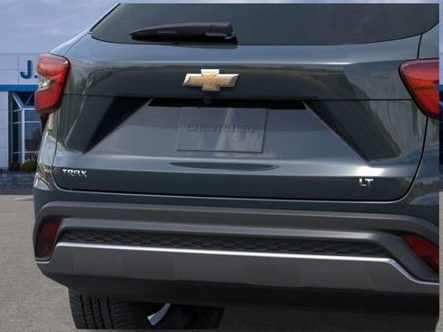 New 2026 Chevrolet Trax LT w/ LT Convenience Package FWD image 14