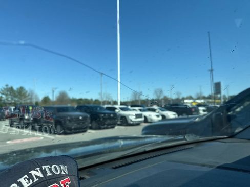 Used 2017 Nissan Titan SV image 6