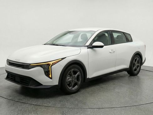 Used 2025 Kia K4 FWD image 3