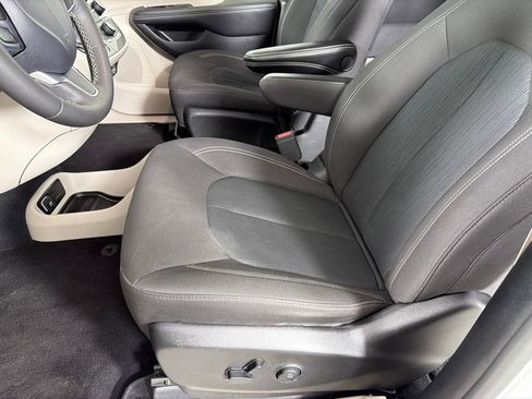 Used 2024 Chrysler Voyager LX image 12