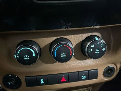 Used 2013 Jeep Wrangler Rubicon w/ PWR Convenience Group image 17