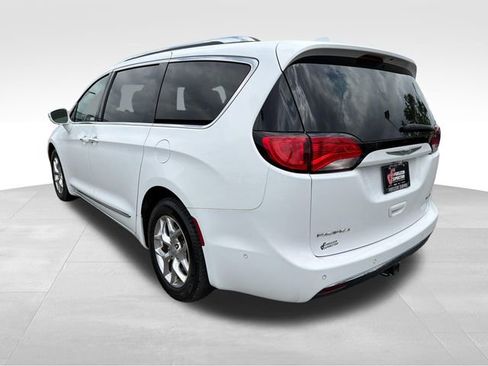 Used 2017 Chrysler Pacifica Limited w/ UConnect Theater Package FWD image 5