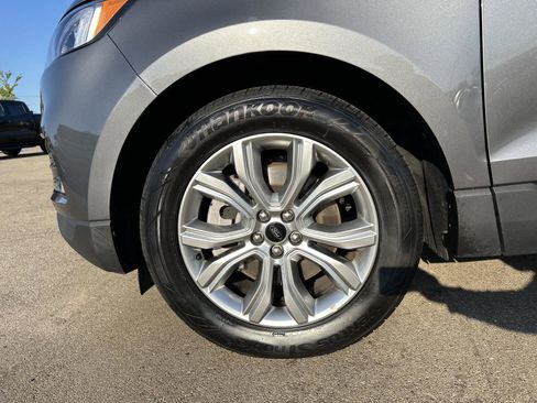 Used 2024 Ford Edge Titanium image 2