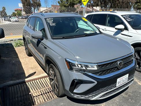 Used 2023 Volkswagen Taos SE image 2