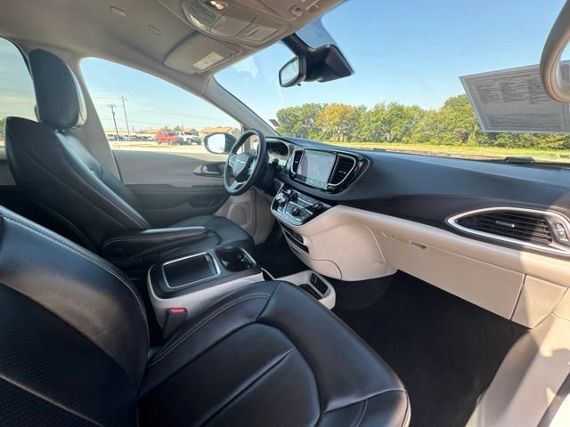 Used 2024 Chrysler Pacifica Touring-L FWD image 16