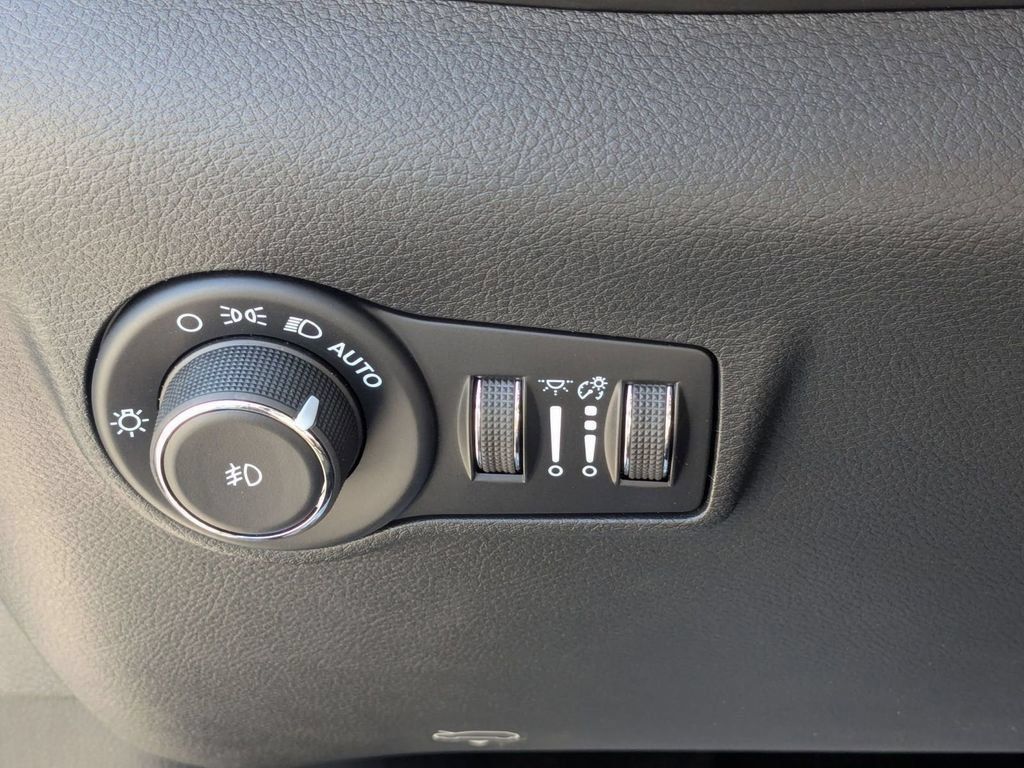 New 2026 Jeep Compass Latitude AWD/4WD image 17