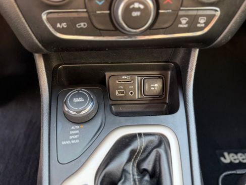 Used 2016 Jeep Cherokee Latitude AWD/4WD image 16