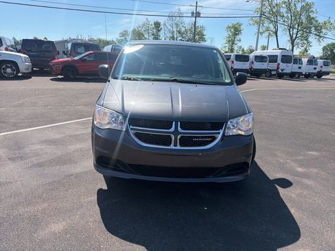 Used 2017 Dodge Grand Caravan SE FWD image 2