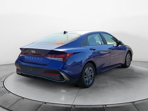 Used 2024 Hyundai Elantra SEL FWD image 5