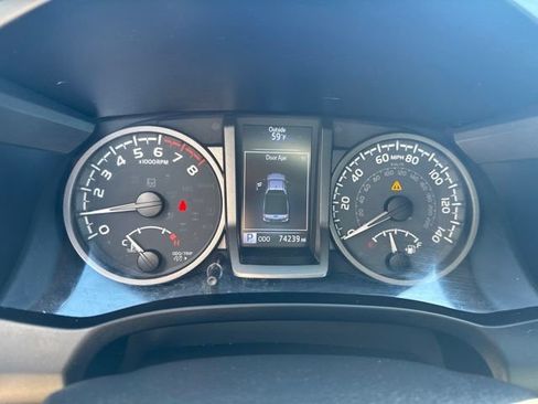 Used 2021 Toyota Tacoma TRD Off-Road w/ TRD Premium Off Road Package AWD/4WD image 12