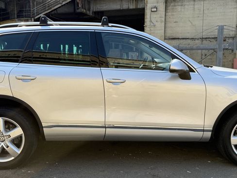 Used 2012 Volkswagen Touareg Sport image 56