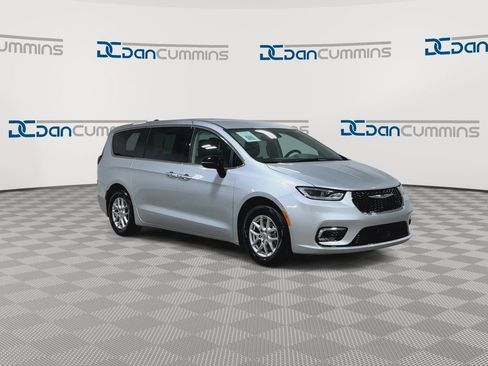 Used 2024 Chrysler Pacifica Touring-L FWD image 3
