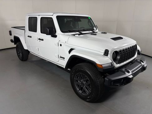 New 2026 Jeep Gladiator Sport AWD/4WD image 2