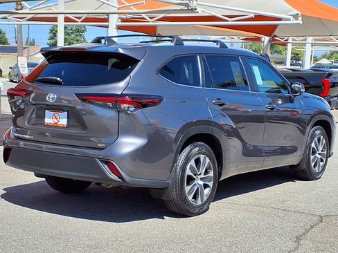 Certified 2024 Toyota Highlander XLE FWD image 6