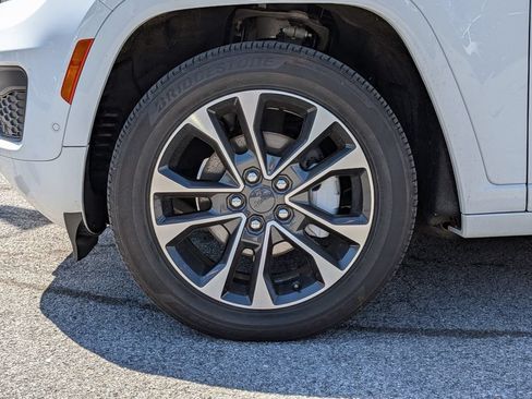Used 2022 Jeep Grand Cherokee Overland w/ Luxury Tech Group IV AWD/4WD image 33