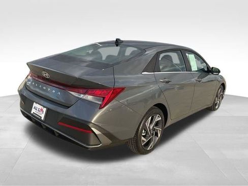 Used 2025 Hyundai Elantra SEL image 9