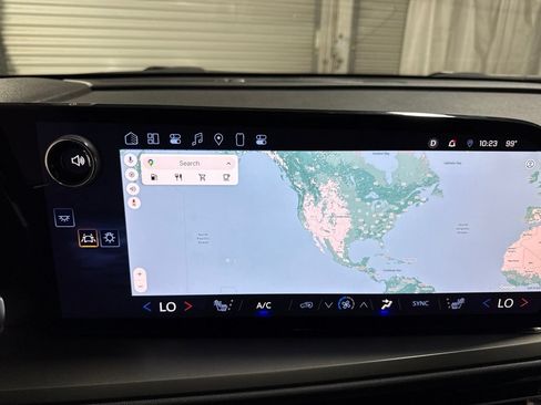 Used 2025 Chevrolet Traverse LT FWD image 35