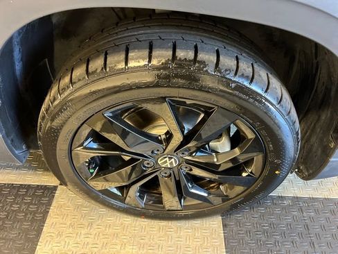 Certified 2022 Volkswagen Taos SE FWD image 9